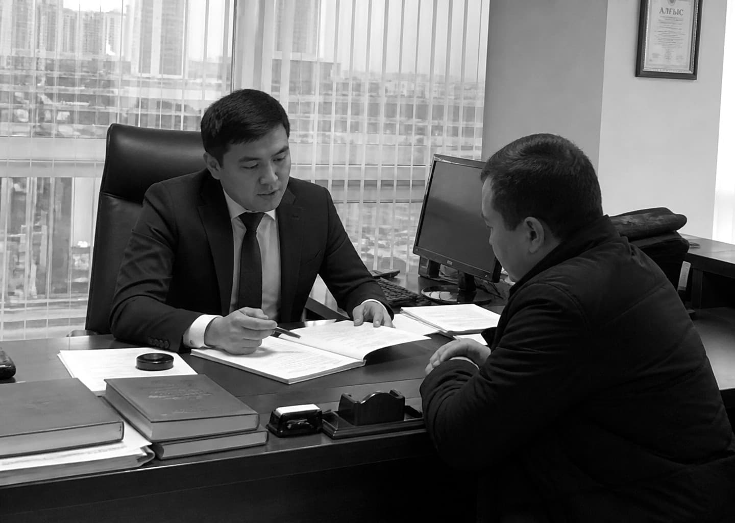 Юрист компании ведёт приём клиента